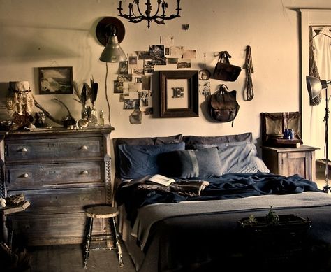 Academia Bedroom, Dark Academia Room Decor, Dark Academia Room, Eclectic Bedroom, Room Inspiration Bedroom, Room Ideas Bedroom, Bedroom Aesthetic, Aesthetic Bedroom, Room Aesthetic