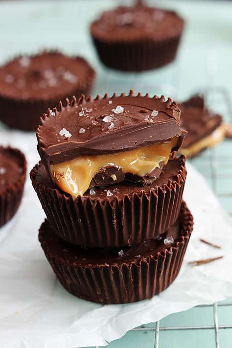 Salted Caramel Chocolate Cups (4 Ingredients) - Creme De La Crumb Muffin Tin Desserts, Salted Caramel Desserts, Caramel Cups, Caramel Desserts, Bite Size Desserts, Salted Caramel Chocolate, Salted Chocolate, Homemade Candies, Chocolate Cups