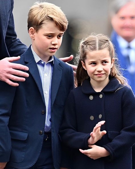 The Prince and Princess of Wales 👑 | Adorable pictures of George and Charlotte on their visit to Cardiff Castle in 2022 🌷. Photos : Prince George of Cambridge and Princess… | Instagram Princess Charlotte And Prince George, Charlotte Windsor, Adelaide Cottage, Mini Charlotte, George And Charlotte, Prince George And Princess Charlotte, Cardiff Castle, Princesa Charlotte, Windsor England