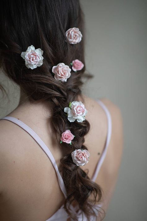 Roses In Hair, Marionette Oc, Douyin Outfits, Flower Hair Pins Wedding, Pink Flower Hair, Flower Girl Hair Accessories, Rustic Wedding Hairstyles, Creative Styling, Flower Hair Bows