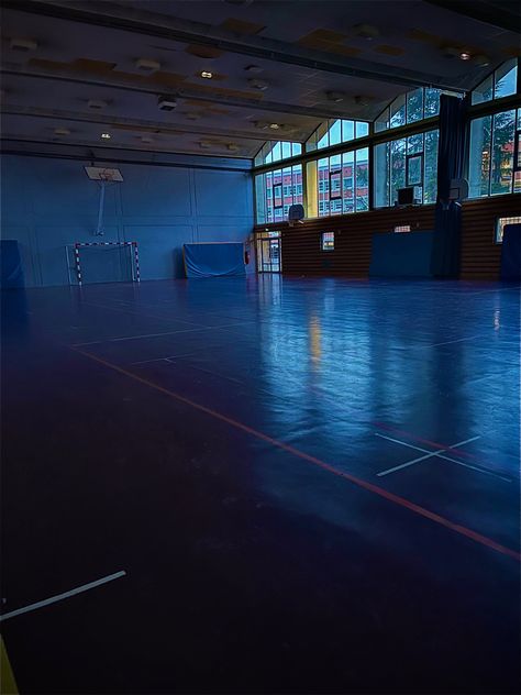 Volley-ball at night Blue Volleyball Aesthetic, Blue Sports Aesthetic, Blue Volleyball, Volleyball Aesthetic, Spotify Covers, Sports Aesthetic, Volley Ball, Dark Academia Aesthetic, Academia Aesthetic