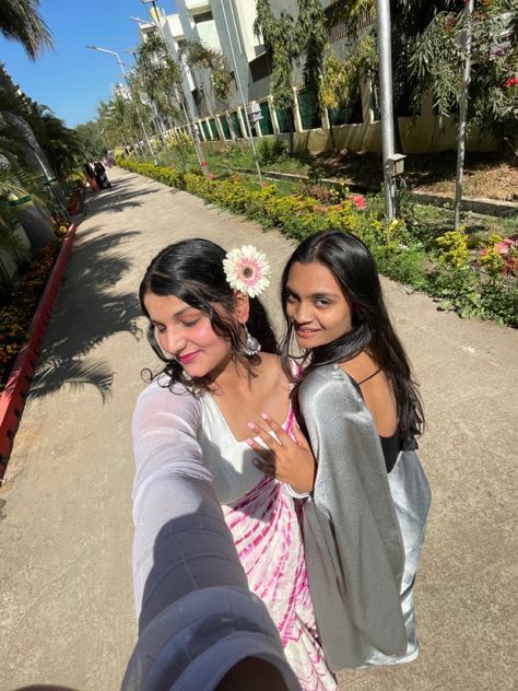 #desi #saree #indianfashion #aesthetic #farewell Cute Selfies With Best Friend, Aesthetic Friend Poses, Farewell Poses With Bestie, Farewell Group Photos, Poses With Best Friend In Traditional, Saree Group Poses, Desi Best Friends Aesthetic, Aesthetic Saree Poses With Friends, Farewell Poses With Friends