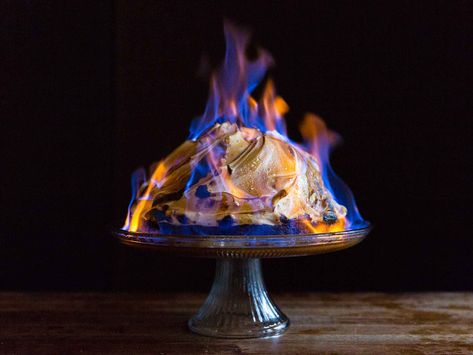 Baked Alaska Flambe, Flambe Desserts, Baked Alaska Recipe, Creme Brulee Torch, Fruity Ice Cream, Oven Tacos, Pistachio Gelato, Retro Desserts, Raspberry Ice Cream