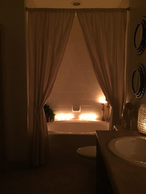 😍 Cozy Home Bathroom, Romantic Apartment Decor, Sapphic Home Decor, Classy Vintage Decor, Bathroom Vanity Aesthetic, Dark Coquette Bathroom, Dark Coquette Apartment, Cozy Bathroom Aesthetic Dark, Dark Feminine Bathroom