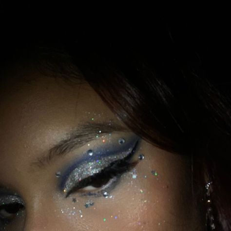 Sparkly Glam Makeup, Blue And Silver Makeup Looks For Prom, Blue Concert Makeup, Silver Sparkly Makeup, Prom Makeup With Rhinestones, Blue Rhinestone Makeup, Bratz Makeup Inspired, Rave Makeup Glitter, Rhinestone Eyeliner