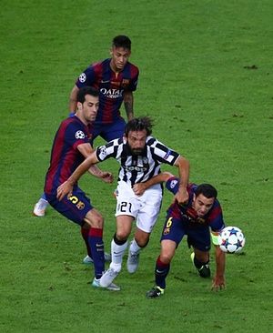 Andrea Pirlo is challenged by Sergio Busquets and Xavi – the veteran’s final game for the club. Cool Football Pictures, Sergio Busquets, Andrea Pirlo, Xavi Hernandez, Barcelona Players, Soccer Tees, Cristiano Ronaldo 7, Champions League Final, Soccer Guys