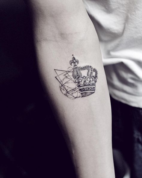 YEEKI LO on Instagram: “Thanks Angus” A Crown Tattoo, Crown Tattoo Ideas, Simple Crown Tattoo, Crown Tattoos For Women, Small Crown Tattoo, Bow Tattoo Designs, Henne Tattoo, Elegant Crown, Crown Tattoo Design