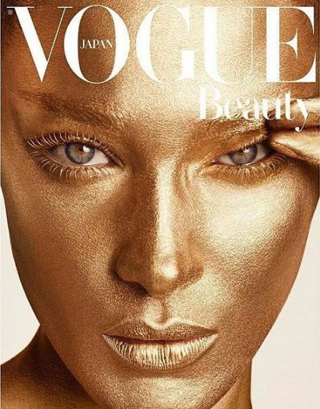 Bella Hadid - Vogue Beauty Japan Magazine (June 2019) Vogue Japan Beauty, Vogue Makeup, Golden Makeup, Cover Of Vogue, Vogue Vintage, Vogue Magazine Covers, Fashion Magazine Cover, Vogue Beauty, Fashion Cover