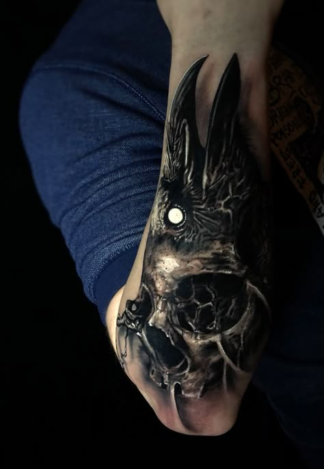 Crow Tattoo For Men, Black Crow Tattoos, Rabe Tattoo, Crow Tattoo Design, Evil Tattoo, Scifi Horror, Skull Sleeve Tattoos, Crow Tattoo, Norse Tattoo