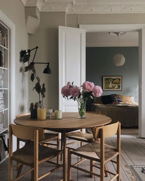 Tiny Dining Rooms, Swedish Homes, Swedish Interior Design, Swedish Cottage, Country Summer, Swedish House, Summer Cottage, City Apartment, Contemporary Home Decor