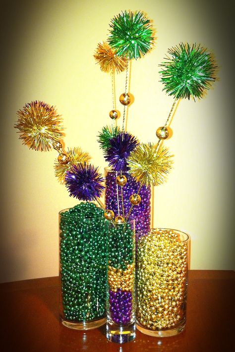 DIY Mardi Gras Bead Craft, it would look nice on the sign in table with mask favors Mardi Gras Centerpieces Diy, Mardi Gras Table Decorations, Diy Mardi Gras Decorations, Wine Glass Diy, Mardi Gras Diy, Mardi Grad, Madi Gras, Mardi Gras Party Decorations, Moms 60th