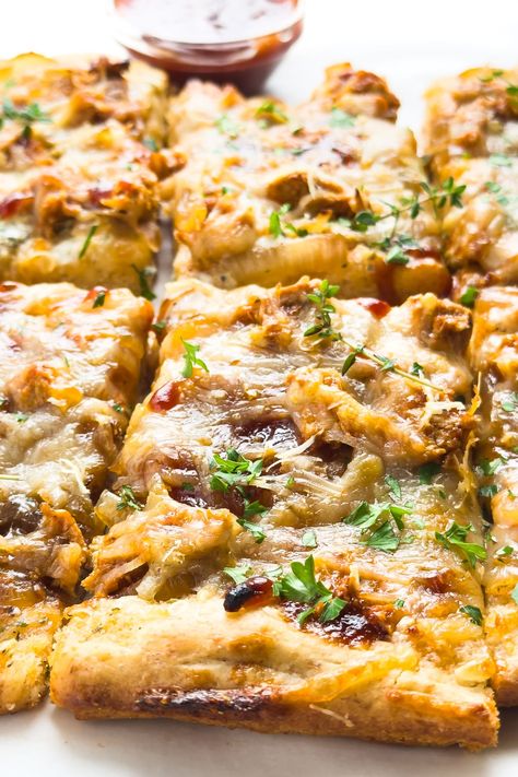 This smoky, sweet Vegan BBQ Pizza is a must-try! Loaded with cider-caramelized onions, BBQ vegan chicken, melty cheese, and a drizzle of creamy ranch. Save this recipe for pizza night perfection! Dairy Free Pizza Ideas, Pizza Without Cheese, Jalapeño Pizza, Accidentally Vegan Foods, Curry Pizza, Vegan Pizza Recipes, Bbq Vegan, Recipe For Pizza, Vegan Bagel