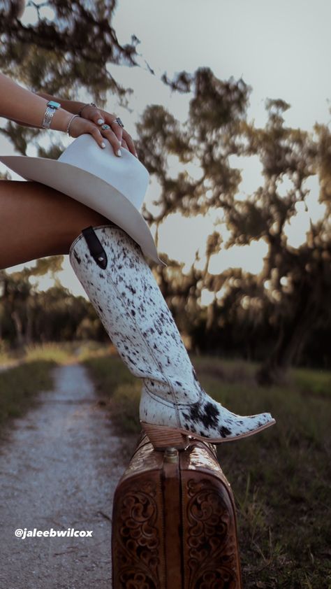 Cute Cowboy Boot Pics, Cowgirl Boot Photoshoot, Cowboy Boot Photography, White Cowgirl Hat Outfit, Cowboy Boot Photoshoot, Cowboy Boots Photoshoot, Cowboy Boots Photography, Boot Photoshoot, Boot Photography