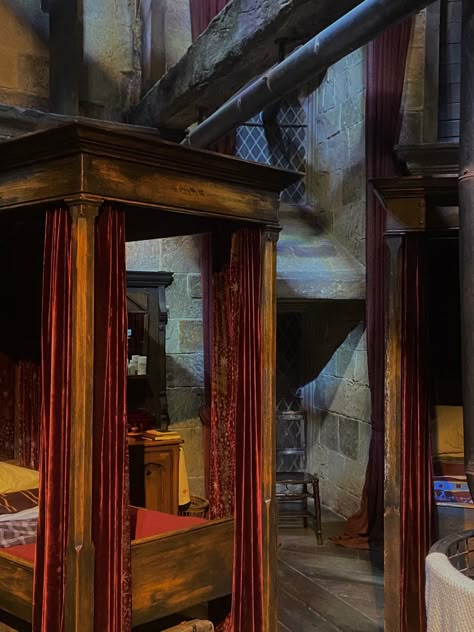 Grifendore Common Room, Hogwarts Dorms Gryffindor, Hogwarts Gryffindor Common Room, Hogwarts Dorm Aesthetic Gryffindor, Harry Potter Common Room Aesthetic, Hogwarts Dorm Room Gryffindor, Hogwarts Dorm Room Aesthetic, Harry Potter Dorm Room Ideas Shifting, Gryffindor Room Aesthetic