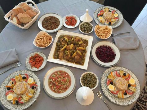 Moroccan lunch Moroccan Lunch, Moroccan Kitchen, Moroccan Table, Lunch Table, Dinner Table Decor, Moroccan Food, Food Table, Food Goals, Moroccan Style