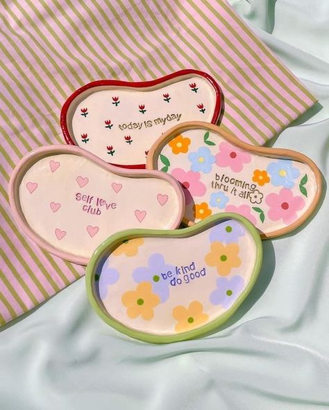 air dry clay idea (pin isn’t mine) Cool Things To Make Out Of Clay, Clay Art Projects Ideas, Polymer Clay Tray, Kawaii Pottery, Cute Pottery Ideas, Clay Painting Ideas, Air Dry Clay Tray, Dry Clay Art, Diy Polymer Clay Crafts