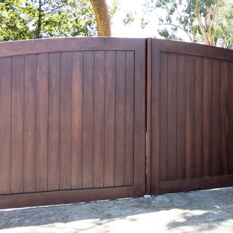 7 Popular Vinyl Fence Colors | The Family Handyman Vinyl Fences, Dark Wood Fence, Vinyl Fence Ideas, Backyard Vinyl Fence Ideas, Black Vinyl Fence, Vinyl Fencing, Wood Grain Vinyl Fence Ideas, Vinyl Fence Gate, Privacy Fence Vinyl