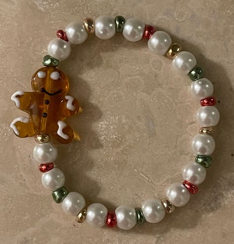 Christmas Jewelry Bracelets, Grinch Beaded Bracelet, Christmas Bead Bracelet Ideas, Christmas Clay Bead Bracelets, Christmas Beaded Bracelets, Christmas Bracelet Ideas, Christmas Beaded Jewelry, Holiday Beaded Jewelry, Winter Bracelets