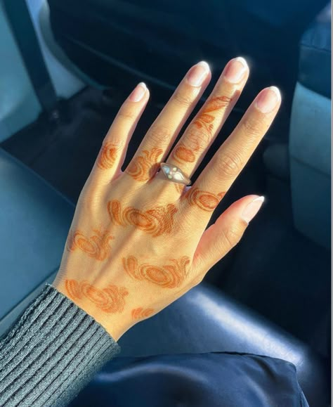 Modern Henna, Cute Henna Designs, Henna Stain, Henna Drawings, Cute Henna, Henna Inspired Tattoos, Latest Henna Designs, Simple Henna Tattoo, Hand Doodles