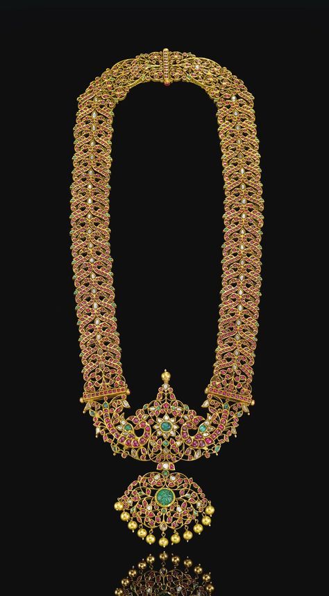 A Makara Kanti, Tamil Nadu, India, circa 1900 composed of linked stylised bird-form elements leading towards a central openwork plaque formed of stylised addorsed peacocks amidst floral elements, with a pendant comprising foliate tendrils around a central rosette, set with foil-backed rock crystals and gemstones, incised details to design of central pendant to reverse Gold Temple Jewellery, Antique Jewellery Designs, Red Stones, Gold Necklace Indian Bridal Jewelry, Stone Jewellery, Jewellery Indian, Antique Bridal Jewelry, Antique Jewelry Indian, Wedding Jewellery Collection