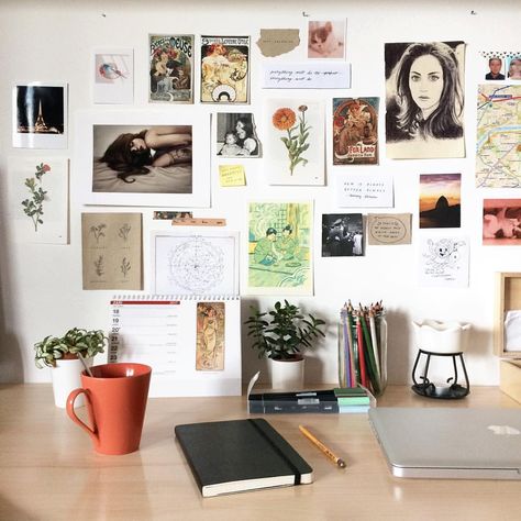 4,660 Likes, 30 Comments - Lucie 🌙✨🎄 (@journalsanctuary) on Instagram: “My desk area ❤️ I'm now surrounded by the things & people & art that inspire me and that I love…” Uni Room, Desk Inspiration, Desk Areas, Study Room Decor, Dekorasi Kamar Tidur, Aesthetic Rooms, Aesthetic Bedroom, Room Aesthetic, Aesthetic Room