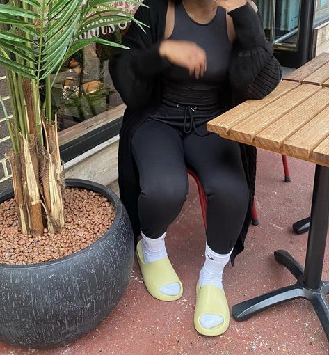 Yeezy Slide Resin Outfit, Black Yeezy Slides Outfit Women, Green Yeezy Slides Outfit, Outfits With Yeezy Slides, Yeezy Slides Outfit, Long Sweater Outfits, Cute Sweatpants Outfit, Yeezy Outfit, Slides Outfit