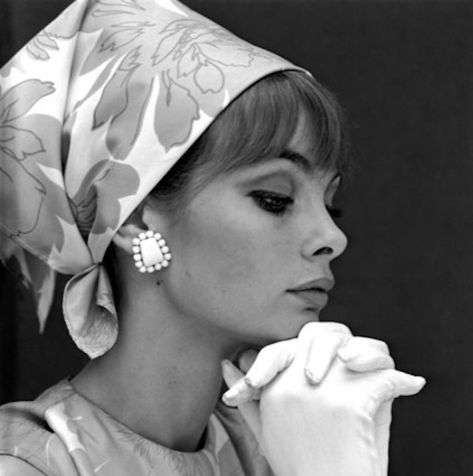 Jean Shrimpton.  Photo by John French. Hairstyles Vintage, 1960s Hair, Head Scarfs, Jean Shrimpton, David Bailey, Look Jean, Sixties Fashion, Hair And Makeup Artist, How To Wear Scarves