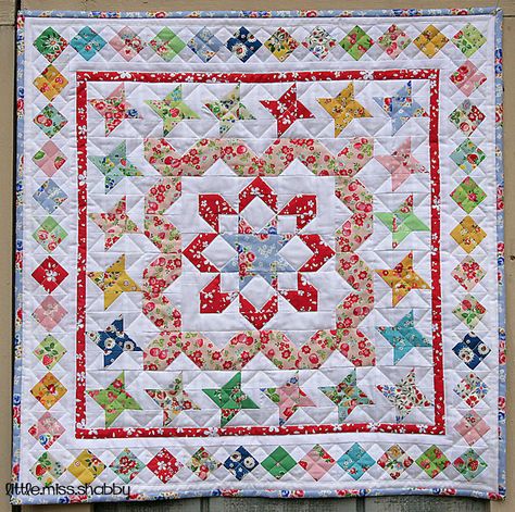 Mini Medallion Quilt Medallion Quilts Ideas, Medallion Quilts, Medallion Quilt, Sampler Quilts, Quilt Border, Miniature Quilts, Star Quilt Blocks, Star Quilt Patterns, Doll Quilt