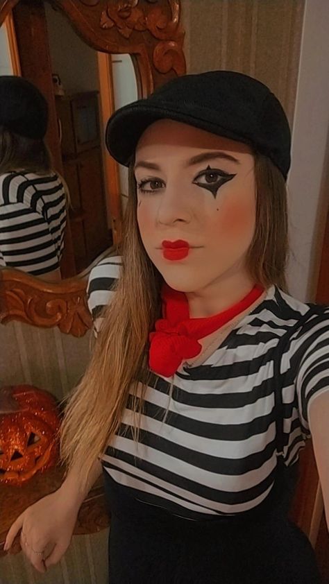 Diy Carnival Costume Woman, Mime Costume Diy Women, Mime Makeup Simple, Mime Costume Makeup, Mime Makeup Pretty, Cute Mime Makeup, Pantomime Makeup, Mime Halloween Costume, Mime Costume