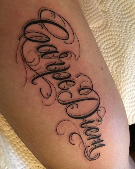 Quote Tattoo For Men, Carpe Diem Tattoo Fonts, Carpe Diem Tattoo Men, Tattoo Carpe Diem, Forearm Tattoo Quotes, Tattoo Quotes For Men, Hip Tattoos Women, Tattoo Desings, Arm Tattoos For Women