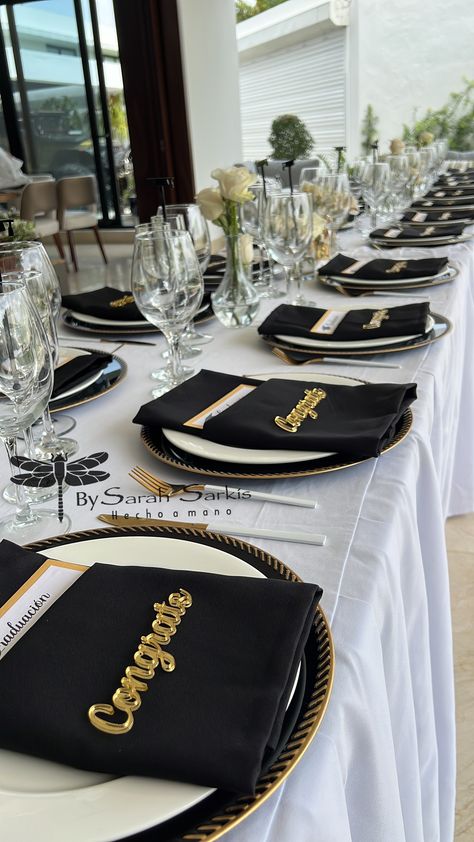 Graduation Dinner Set Up, Black And Gold Graduation Table Decor, Intimate Graduation Dinner, Graduation Restaurant Decorations, Graduation Dinner Ideas Decorations, Luxury Graduation Party Ideas, Graduation Event Decor, Graduation Dinner Decorations, Graduation Dinner Ideas