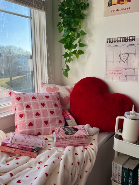 Room Ideas Aesthetic Summer Pink, Love Core Room Decor, Valentines Decor Bedroom, Lover Bedroom Aesthetic, Pink Red Decor, Heart Themed Room, Love Core Room, Cherry Bedroom Decor, Pink And Red Room