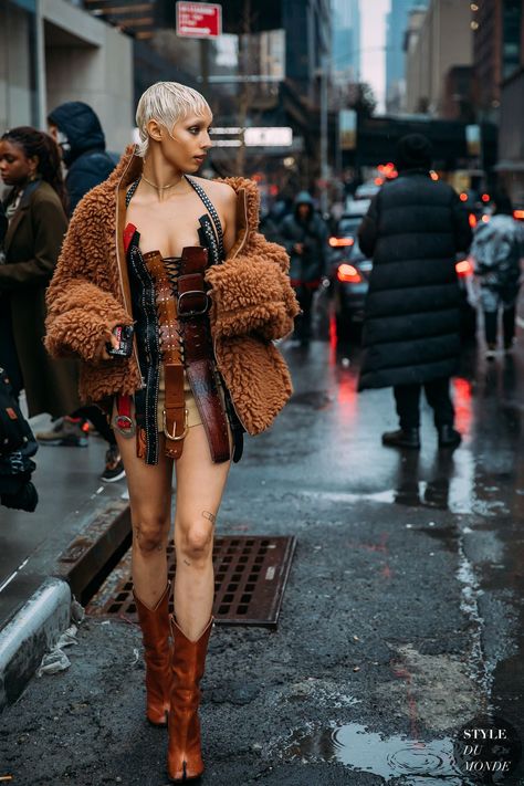 New York Fall 2020 Street Style: Jazzelle Streetwear Fashion Week, Ny Fashion Week Street Style, Chanel Street Style, Best Of Fashion Week, 2020 Street Style, Fashion Week Outfit, Reportage Photography, New York Street Style, New York Fashion Week Street Style