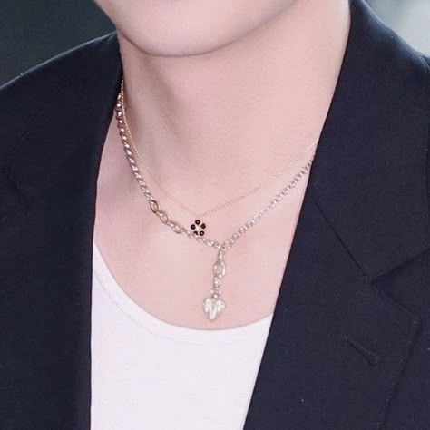 Kim Taehyung Necklace, Taehyung Jewelry, Taehyung Accessories, Shifting Jewelry, Taehyung Necklace, Bts Makeup, Army Accessories, Charming Eyes, Taehyung Icon