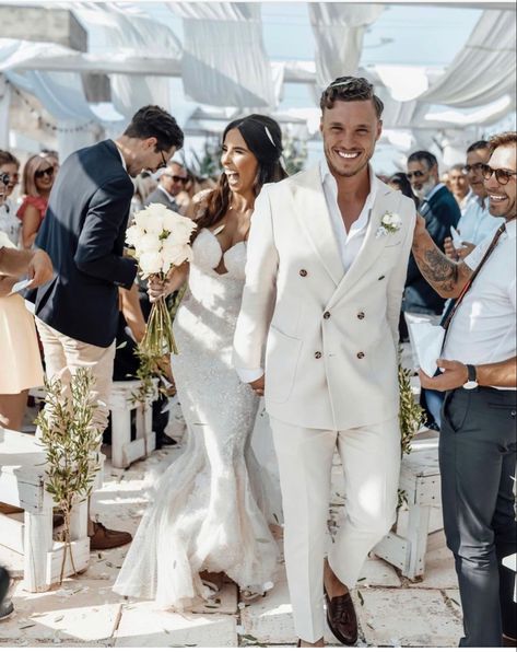 Double Breasted Suit Wedding Grooms, Groom Suit White, White Wedding Suits For Men, White Tuxedo Wedding, Marriage Suits, Beach Wedding Suits, White Wedding Suit, Wedding Groomsmen Attire, Groom And Groomsmen Suits