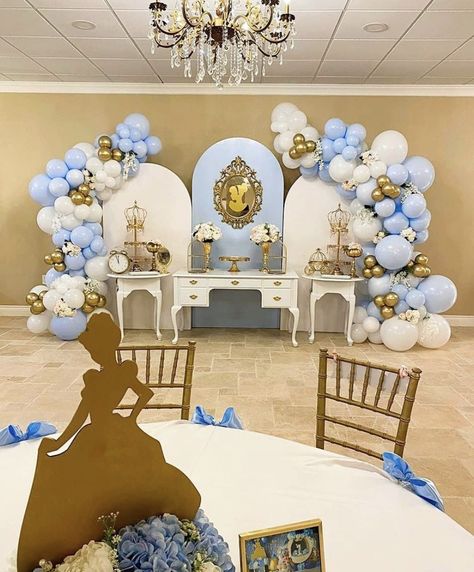 Cinderella Cincoañera, Cinderella Theme Balloon Garland, Elegant Cinderella Party, Cinderella Birthday Party Decorations Backdrops, Cinderella Balloon Decorations, Princess Theme Sweet 16, Cinderella Balloon Garland, Cinderella Quinceanera Decorations, Cinderella Centerpiece Ideas