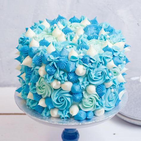 Blue Strawberry Cake, Blue Frosting Cake, London Bakery, Eating Photography, Cake Portions, Flower Cake Decorations, Frosting Cake, Blue Birthday Cakes, Blue Frosting