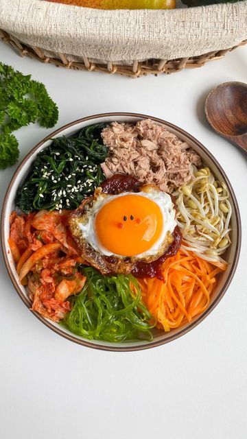 namfon ☁️ on Instagram: "Bibimbap 🥬 มอนิ่งค่า ⛅️ เช้านี้ทานบิบิมบับ หรือข้าวยำเกาหลีกัน ✨ ข้าวร้อนๆ คลุกทุกอย่างเข้ากัน ฟินมากกก 😋 - แครอท ถั่วงอกและผักโขม ผัดกับน้ำมันงา หรค่ะ ❤️ #recipe #recipeoftheday #recipes #homecafe #foodvideo #cookingvideo #foodstagram #healthyfood #feedfeed #buzzfeedfood #beautifulcuisines #foodie #foodgasm #foodporn #thailand #reels #reelsinstagram #morning #food #delicious #dinner #breakfast #instafood #homecooking #asianfood #thaifood #korea #bibimbap" Thailand Reels, Thai Breakfast, Bibimbap Bowl, Bibimbap Recipe, Thai Restaurant, Delicious Dinner, Morning Food, Breakfast Bowls, Korean Food