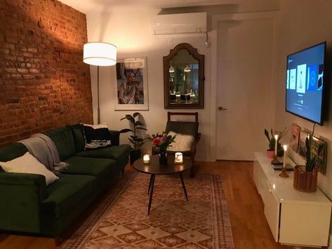 Brooklyn Living Room Ideas, Ny Apartment Aesthetic Living Room, Vintage Nyc Apartment Aesthetic, Cozy Nyc Living Room, Small New York Living Room, Big Living Room Ideas Apartment, New York Style Apartment Living Room, Brooklyn Apartment Living Room, Cozy Brooklyn Apartment