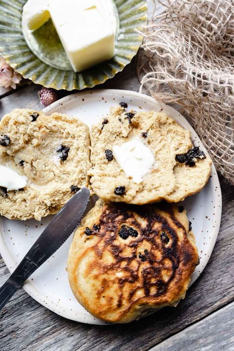 Make your own easy gluten-free bannock bread rolls in no time! This traditional Scottish bread with variations in Northern England and Ireland is also vegan, plant-based and yeast-free. Scottish Bread, Bannock Recipe, Bannock Bread, Dried Fruit Mix, Garlic Cheese Bread, Vegan Bread, Northern England, Fruit Mixes, Food Words