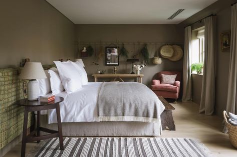 Rooms are charmingly understated Heckfield Place, Long Room, Country House Hotels, Master Room, Simple Room, White Sheets, Buy Bed, Tuscan Decorating, English Country House