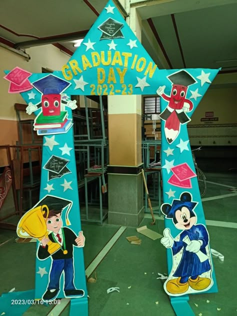 Graduation Day Board Decoration, Graduation Day Decoration For Kids, Selfie Corner Ideas For School, Annual Result Day Decoration In School, Selfie Stand Ideas For School, Preschool Graduation Decorations, Kindergarten Graduation Decorations, Preschool Creative Art, Kindergarten Decorations