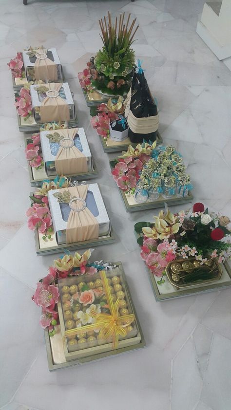 Kue Hantaran Lamaran, Hantaran Lamaran, Wedding Concept, Weeding, Dream Wedding, Wedding Ideas, Gift Wrapping, Table Decorations, Quick Saves