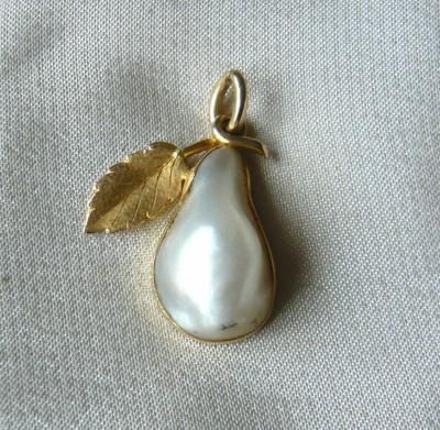 18ct Gold Blister Pearl Pear Pendant + Pear Jewelry, Leaf Jewellery, Oxidized Silver Jewelry, Pear Pendant, Piercings Jewelry, Dope Jewelry, Rose Jewelry, Funky Jewelry, Jewelry Lookbook