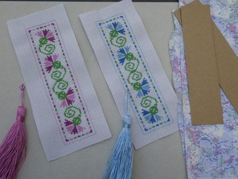 easy bookmarks1 Bookmark Tutorial, Cross Stitch Tutorial, Framed Cross Stitch, Cross Stitch Books, Cross Stitch Bookmarks, Book Markers, Cross Stitch Samplers, Blanket Stitch, Diy Crafts For Gifts