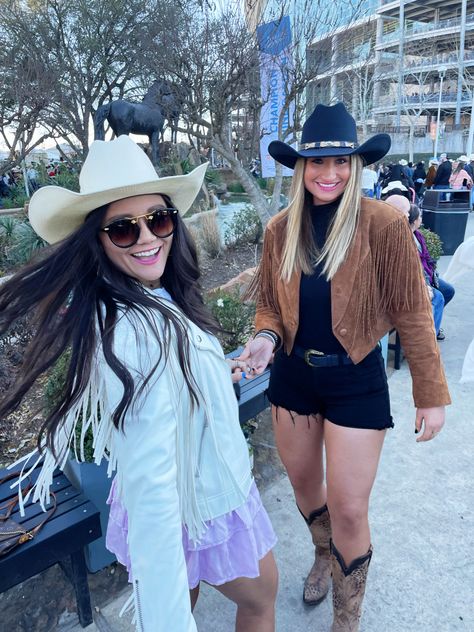 Cowboys, cowgirls, houston rodeo, rodeo texas, houston texas, fashion Rodeo Season Outfits, Hlsr Houston Rodeo Outfit, Houston Rodeo Picture Ideas, Rodeo Women Outfit, Women’s Rodeo Fashion, Rodeo Outfit Inspiration, Houston Rodeo Outfits For Women 2023, Texan Day Outfit, Houston Texas Outfits Summer