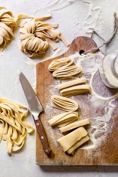 Fresh tagliatelle pasta with grilled shrimp lemon and cherry tomatoes?!  Come master this meal and more in our Date Night: Coast of Italy #surlatablecookingclass! You'll also make a delicious grilled summer squash with whipped ricotta and mint gremolata and to top off the evening youll bake a peach and blackberry tart for dessert using homemade pie dough. This class will have you ready to fill your kitchen with all the flavors of an Italian summer! Save your seat! Homemade Pie Dough, Blackberry Tart, Tagliatelle Pasta, Coast Of Italy, Whipped Ricotta, Pasta Noodle Recipe, Food Photography Inspiration, Food Photography Tips, Pie Dough