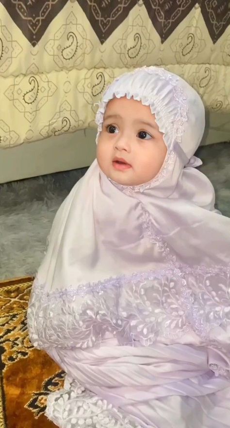 Alhamdulillah for everything. Baby Hijab, Cut Baby, Moms Photography, Alhamdulillah For Everything, Masha Allah, Cute Maternity Outfits, Cute Muslim Couples, Foto Baby, Asian Babies