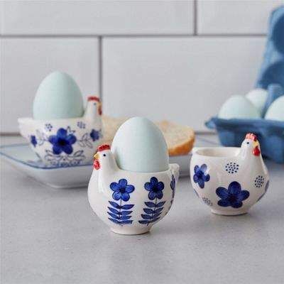 The Contemporary Home Set Of Three Blue And White Chicken Egg Cups #shopstyle #kitchendecor #chicken #eggcups Whimsical Decor Home, Diy Ceramic, Keramik Design, White Chicken, Pottery Crafts, Diy Pottery, Cute Kitchen, Ceramics Pottery Art, Whimsical Decor