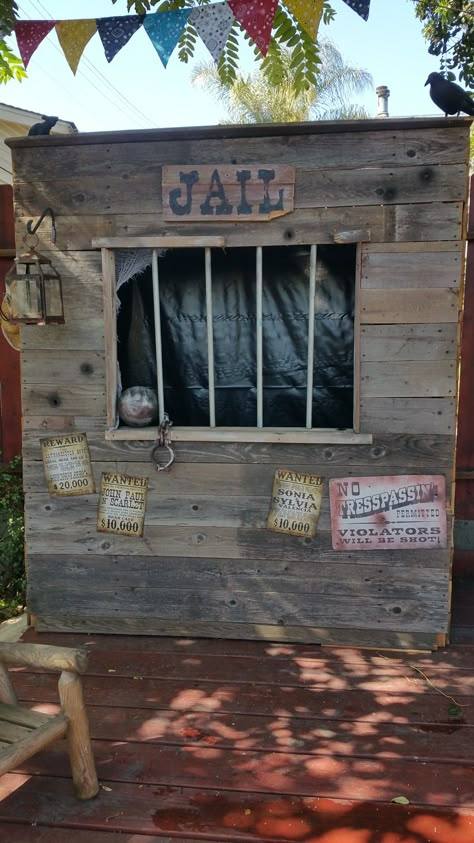 Jail Booth Design, Western Photo Booth, Haunted Theater, Western Prom, Western Vbs, Western Centerpieces, Woody Party, Chicken Pet, Saloon Decor